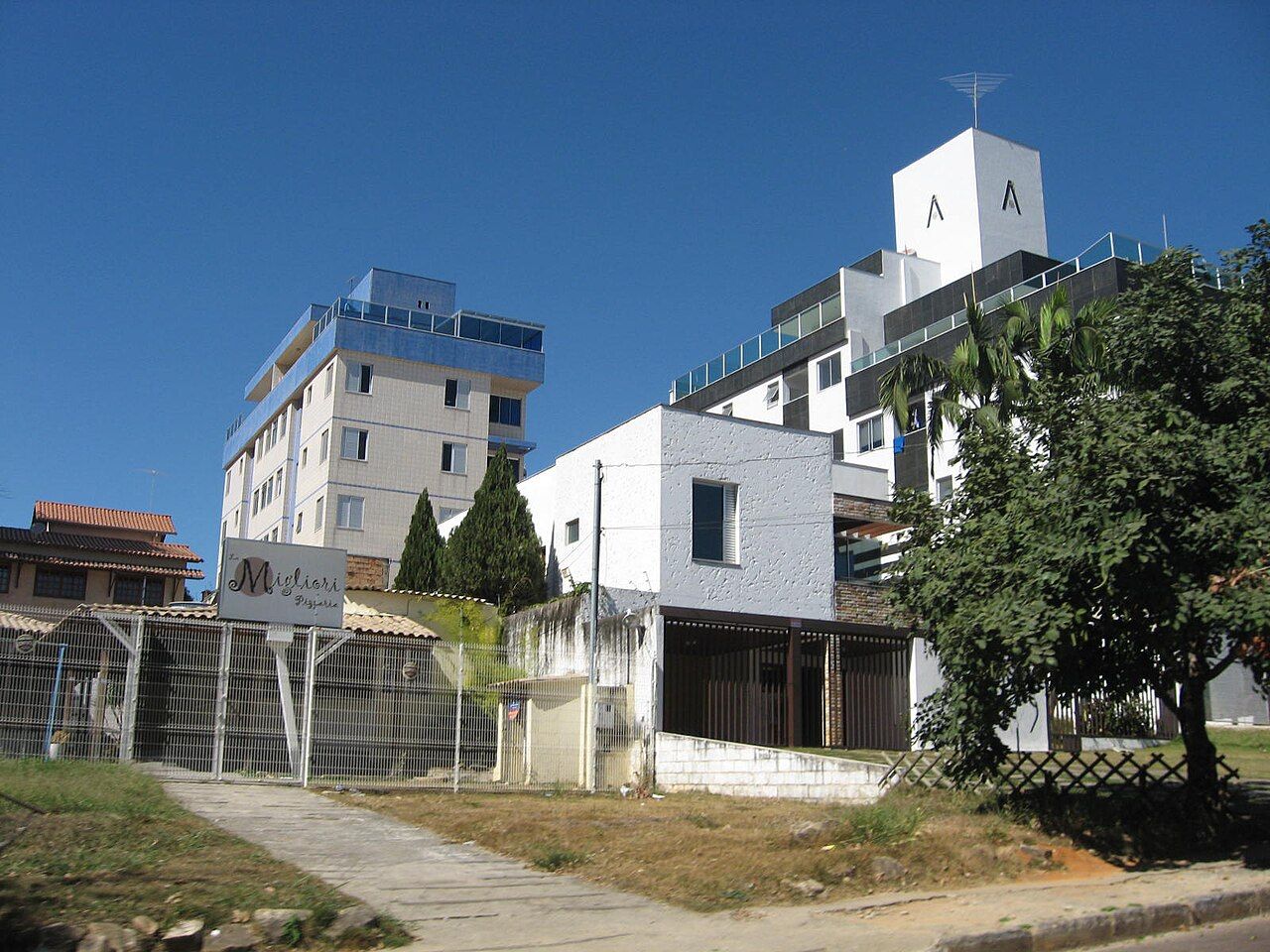 Rua residencial arborizada do bairro Castelo, na Pampulha, em Belo Horizonte